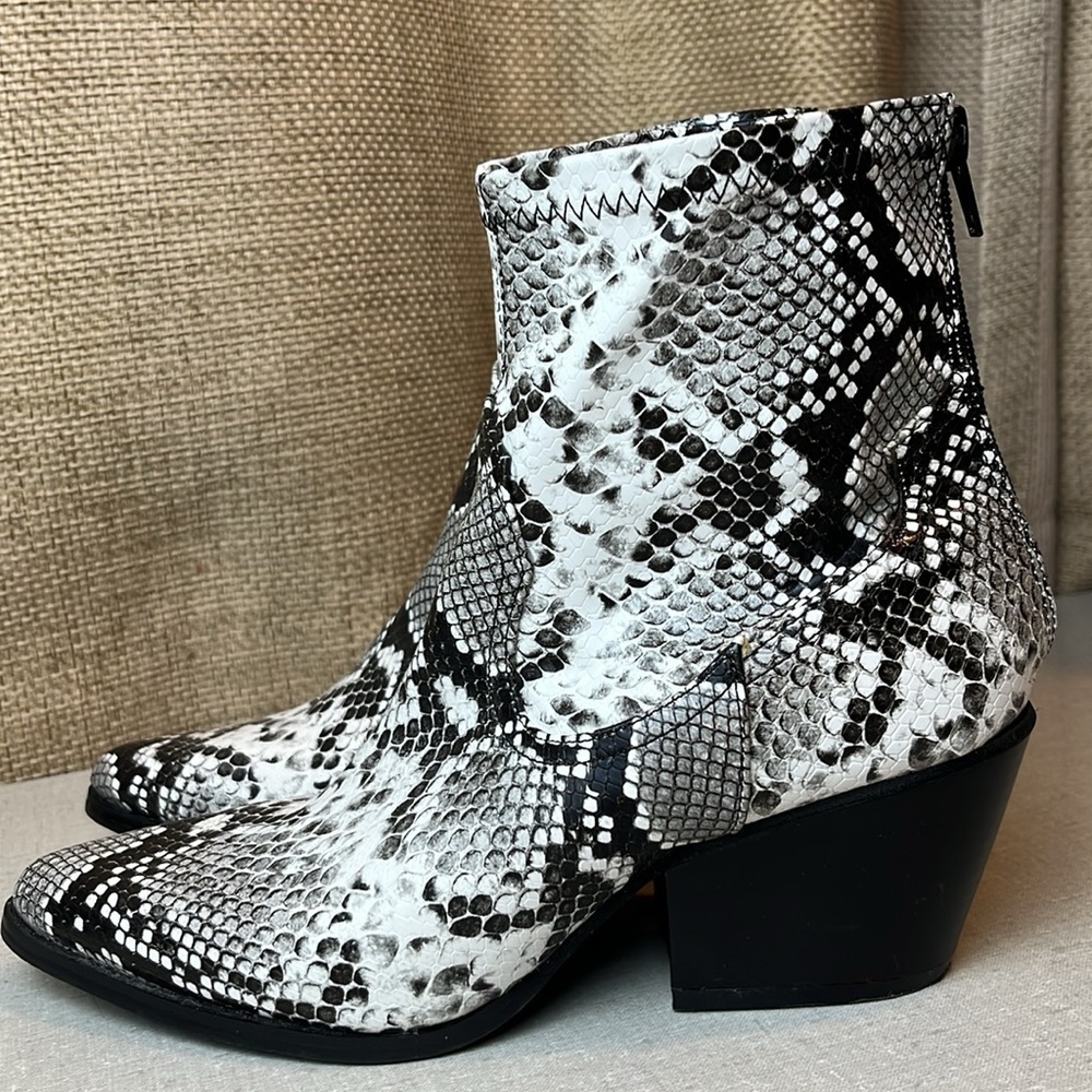EUC Cowboy western booties sz 6.5 WOMEN’S zip up back YOKI VEGAN low h… - Picture 10 of 14